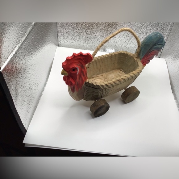 NWOT Perfect Spring Decoration Stunning Rooster on Wheels - Picture 3 of 3